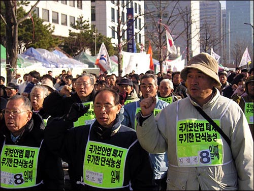 국가보안법철폐 단식농성단 여의도 집회장에서 김성진씨(제일 오른쪽, 민주노동당 인천시 연수지역위원장 45세) 